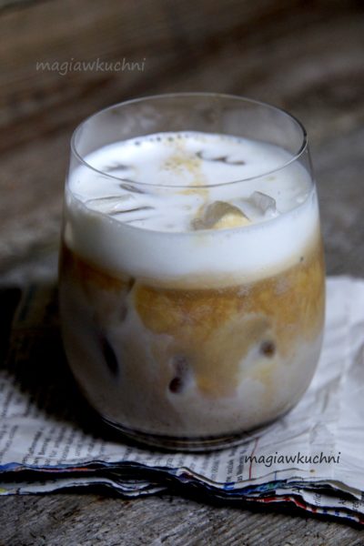 Kawa latte na zimno ze słonym karmelem