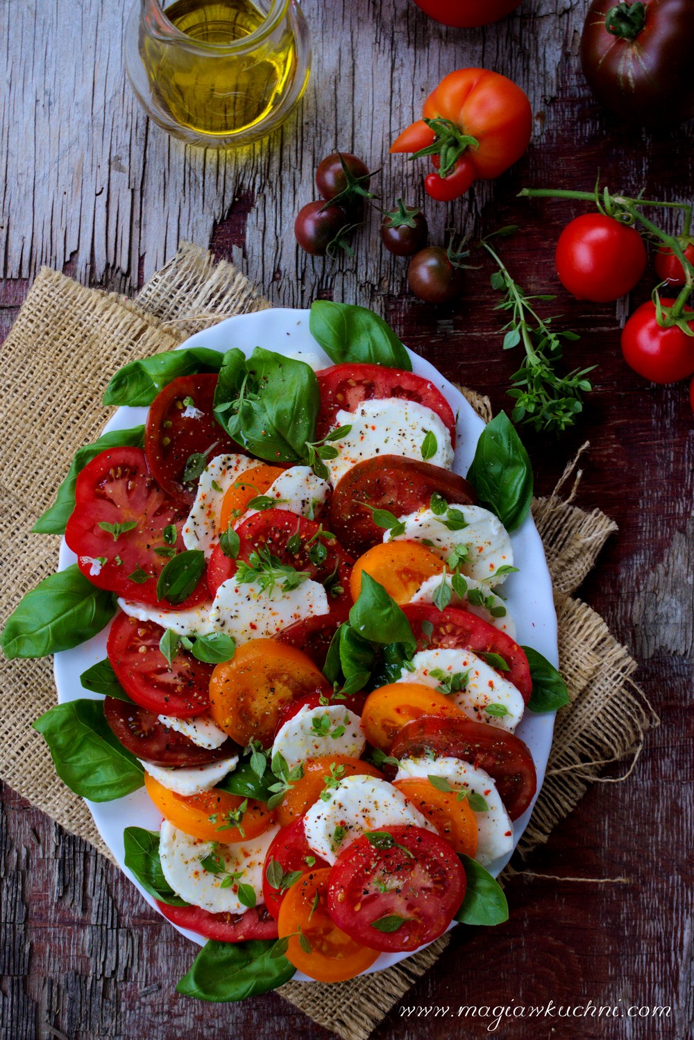 Pomidory z mozzarellą i ziołami