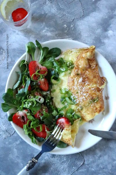 Omlet z zieleniną i truskawkami
