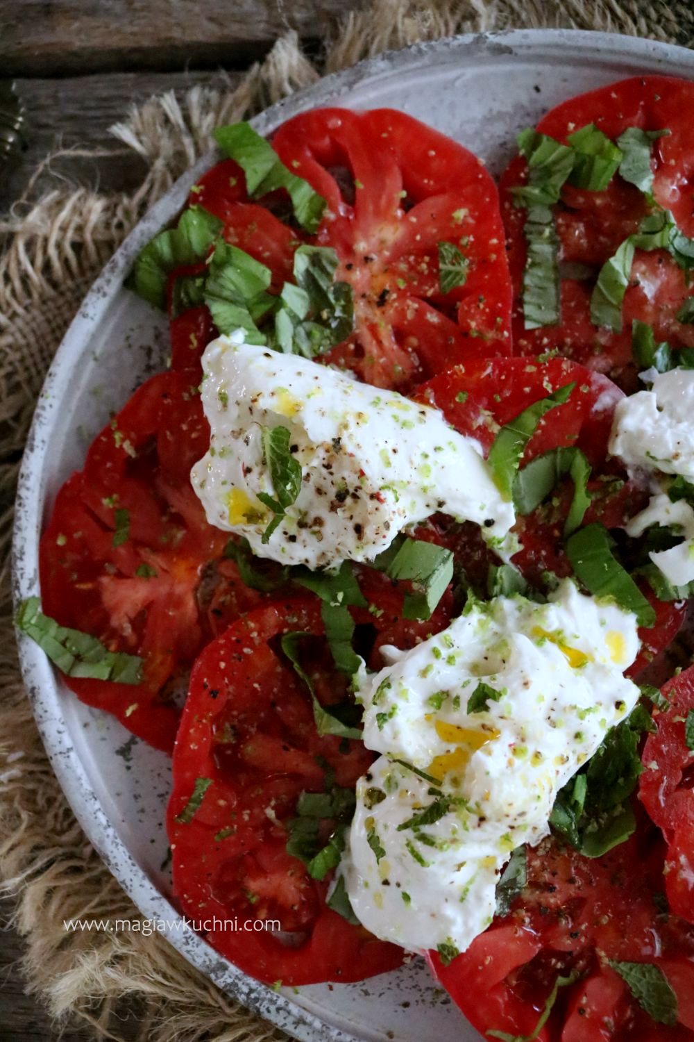 Sałatka z letnich pomidorów i serem burrata