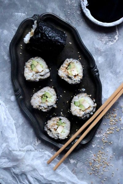 Sushi z wędzonym tofu