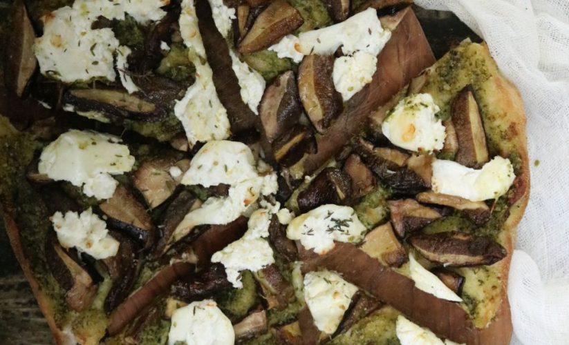 Pinssa z grzybami i pesto