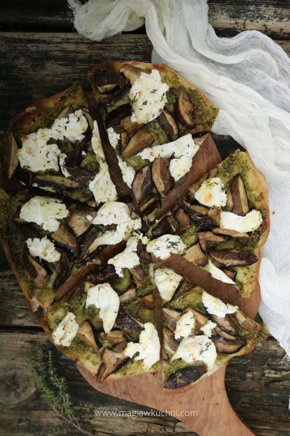 Pinssa z grzybami i pesto